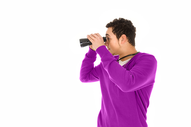 hombre con binoculares un hombre observa a su izquierda con ayuda de binoculares